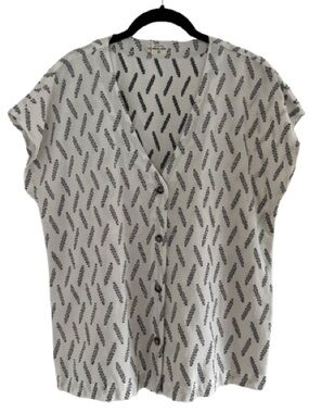 Bridge & Burn Portland White Black Patterned Button Down V Neck Cap Sleeve Top